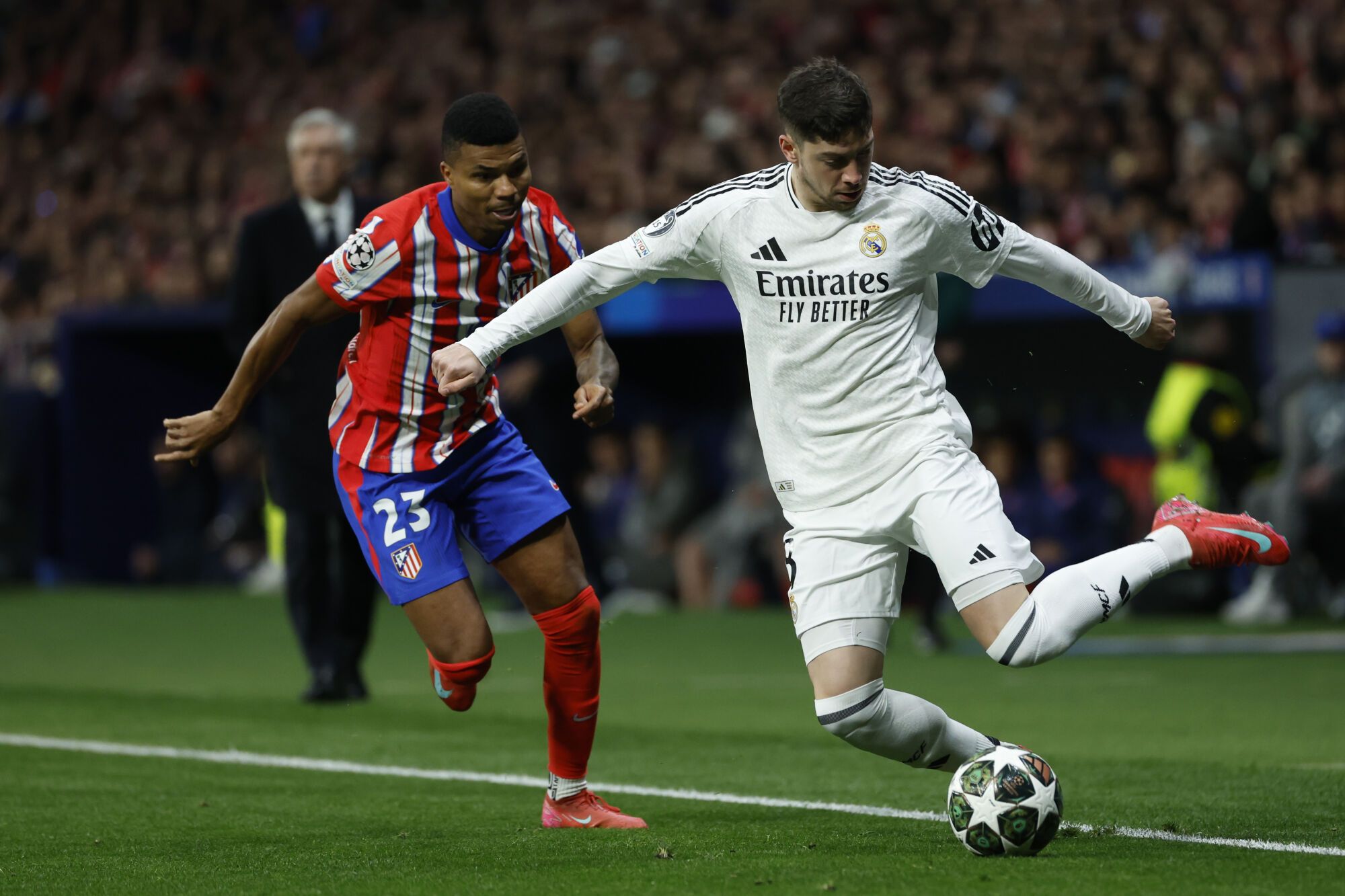 Madrid, 12/03/2025.- The Uruguayan midfielder of Real Madrid Fede Valverde (D) escapes from Reinildo Mandava, from Atlético de Madrid, during the second leg of the round of 16 of the Champions League that Atlético de Madrid and Real Madrid play Wednesday at the Metropolitan Stadium. EFE/Juanjo Martín