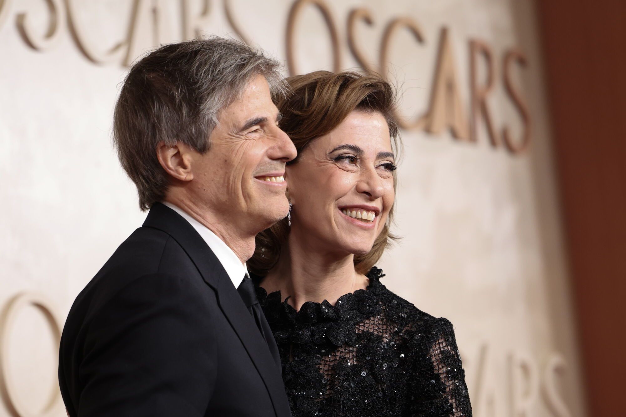 La actriz brasileña Fernanda Torres (D) y el director Walter Salles (i) fueron grabados este domingo 2 de marzo, a su llegada a la alfombra roja de la 97ª edición de los Oscar Awards, en el Teatro Dolby en Hollywood, en Los Ángeles (CA, EE. UU.). Efe. Efe/David Swanson. Se agregan fotos del día