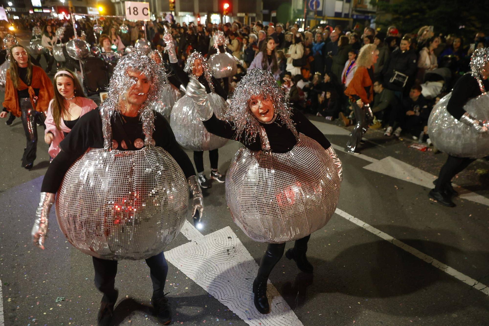 Así fue el multitudinario y espectacular desfile de Antroxu en Gijón (en imágenes)