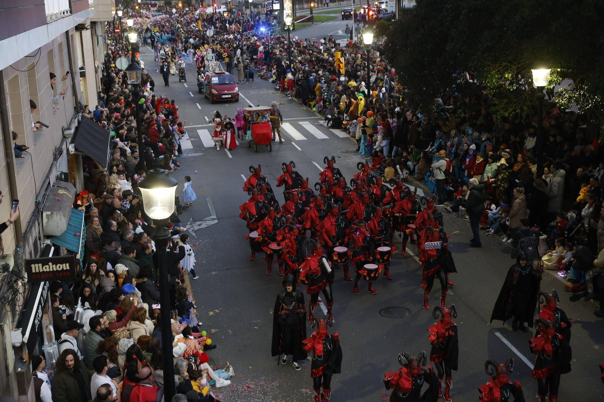 Así fue el multitudinario y espectacular desfile de Antroxu en Gijón (en imágenes)