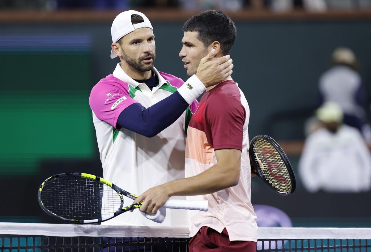 INDIAN WELLS (United States), 13/03/2025.- Carlos Alcaraz of Spain (R) greets Grigor Dimitrov of Bulgaria at the net after winning match point during the men’s fourth round match of the BNP Paribas Open tennis tournament in Indian Wells, California, USA, 12 March 2025.  (Tenis, España) EFE/EPA/JOHN G. MABANGLO