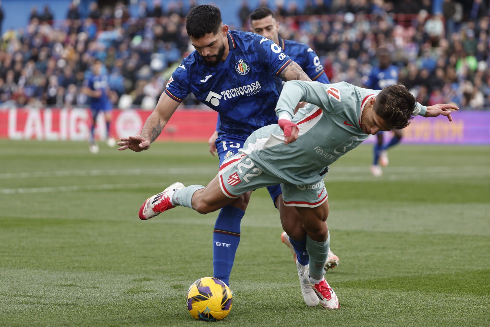 Getafe (Madrid), 09/03/2025 .- El mediocampista del Atlético de Madrid Giuliano Simeone (D) y la defensa del Omar Alderete Getafe durante el partido del día 27 de la liga que juegan este domingo en el estadio Getafe Colisum. Efe/Sergio Peréz