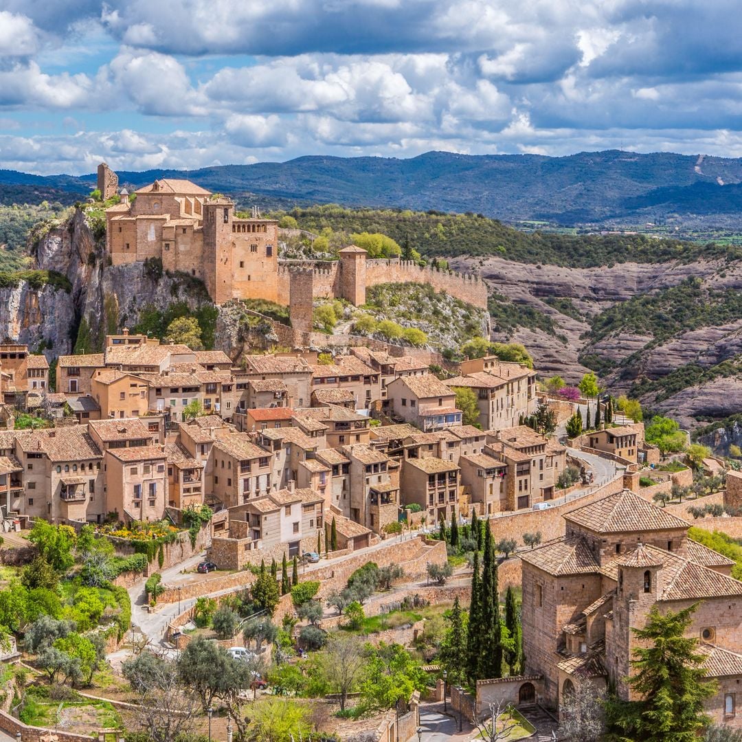 Alquézar, Huesca, con la Iglesia de San Miguel y el Colegio de Santa María