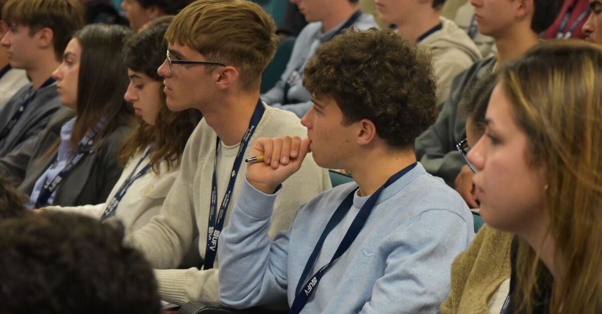 Estudiantes de Bachillerato llenos de talento se unen para apoyar a afectados por la DANA con apoyo de Banco Santander