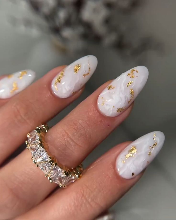 Las uñas de las leche con toques dorados son la nueva tendencia clave: @nailsedit