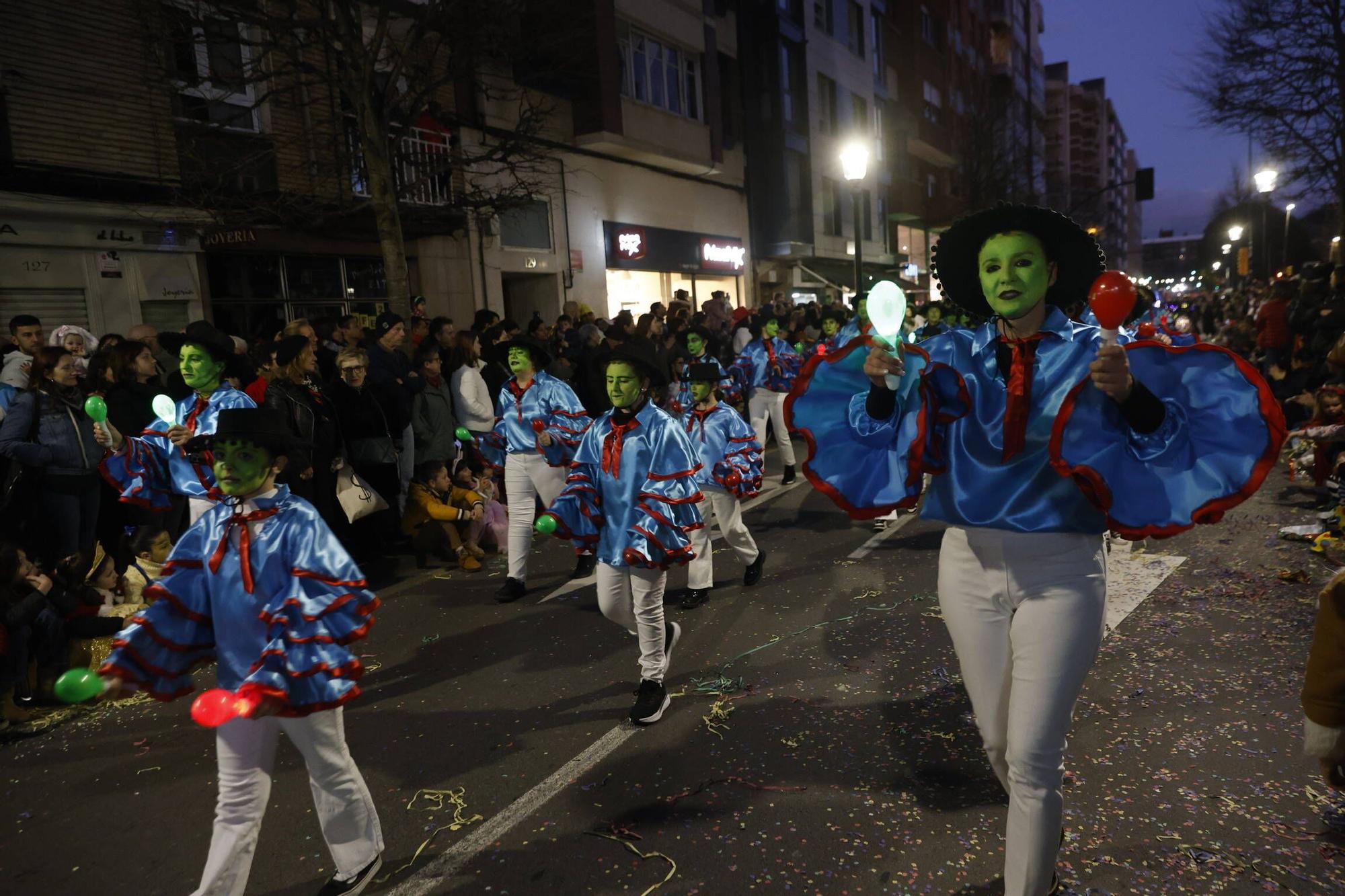 Así fue el multitudinario y espectacular desfile de Antroxu en Gijón (en imágenes)