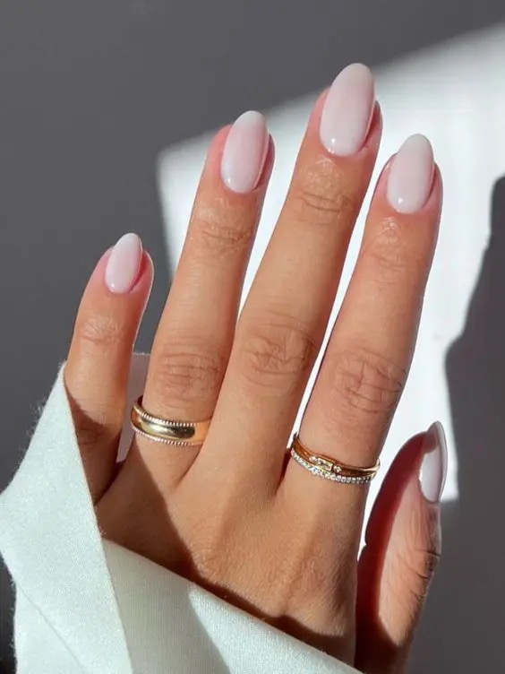 Un estilo educado y natural con colores neutros en la manicura de la boda - @baraandbeauty 