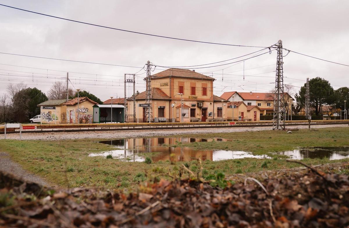 Varios charcos frente a la estación de tren de El Espinar, que bordea la localidad.