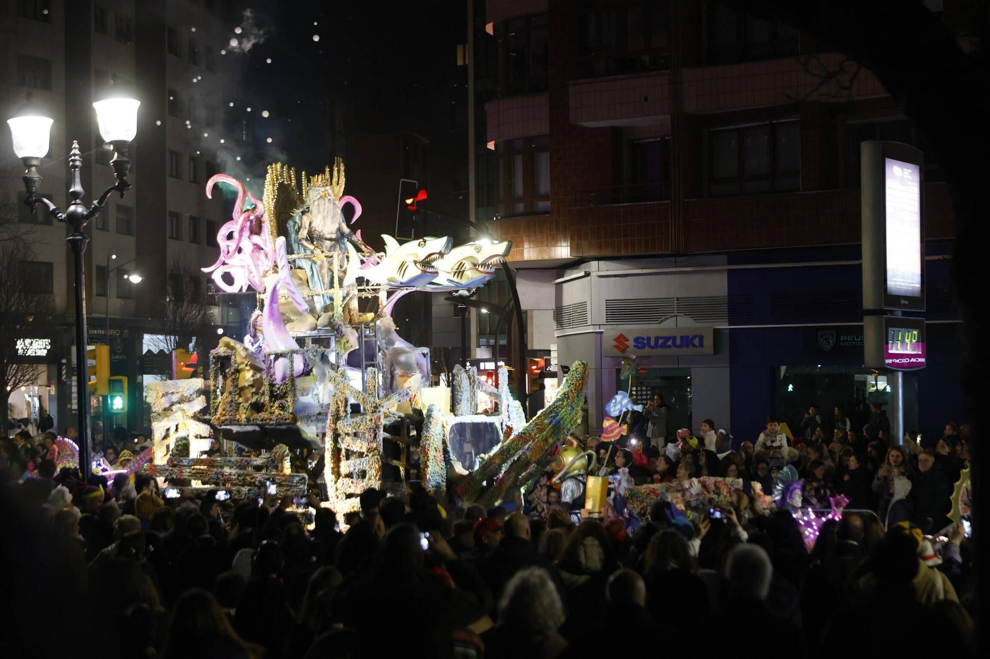 Así fue el multitudinario y espectacular desfile de Antroxu en Gijón (en imágenes)