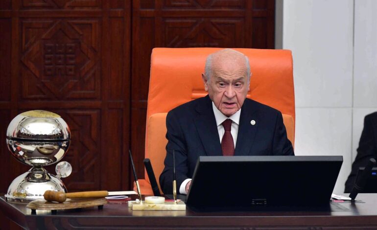 El líder ultraconservador turco Devlet Bahçeli aplaude la declaración de alto el fuego del PKK