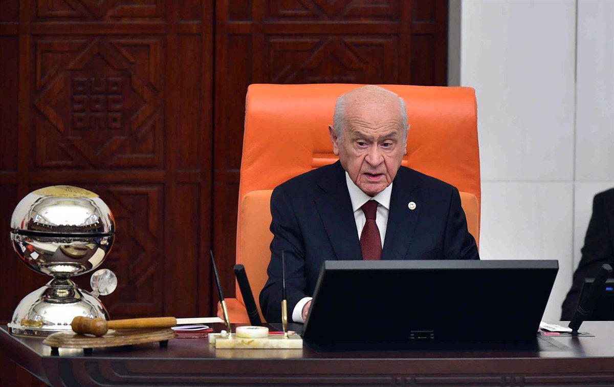 El líder ultraconservador turco Devlet Bahçeli aplaude la declaración de alto el fuego del PKK