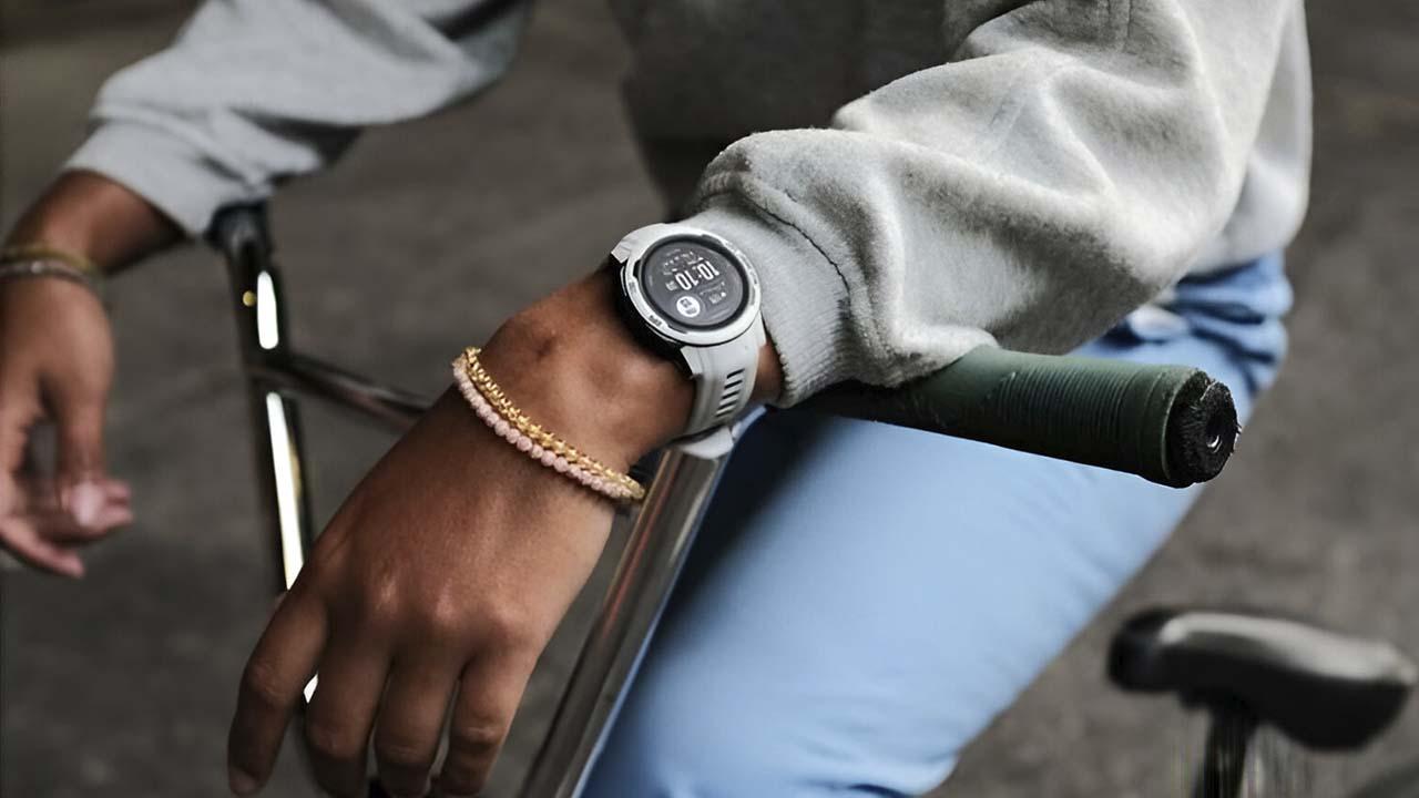 Amazon revienta el precio de este smartwatch de Garmin tan top con carga solar con esta oferta