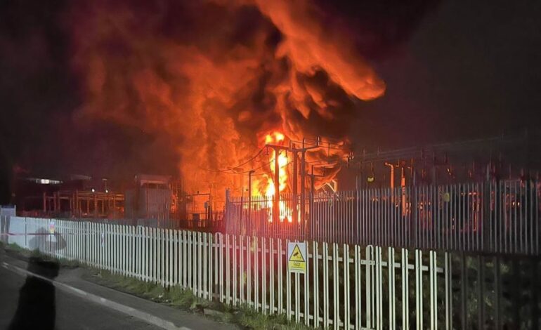 Un incendio en una subestación eléctrica obliga a cerrar el aeropuerto de Heathrow en Londres