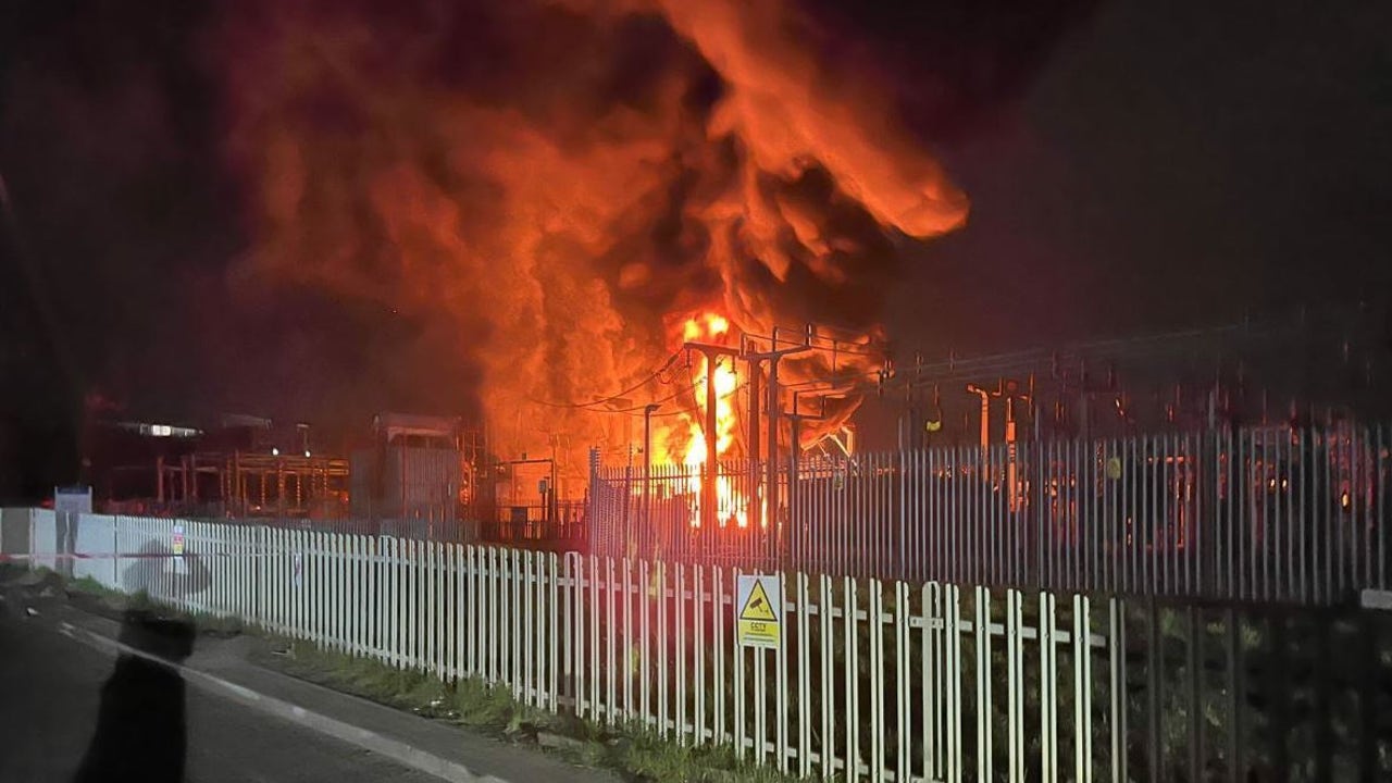 Un incendio en una subestación eléctrica obliga a cerrar el aeropuerto de Heathrow en Londres