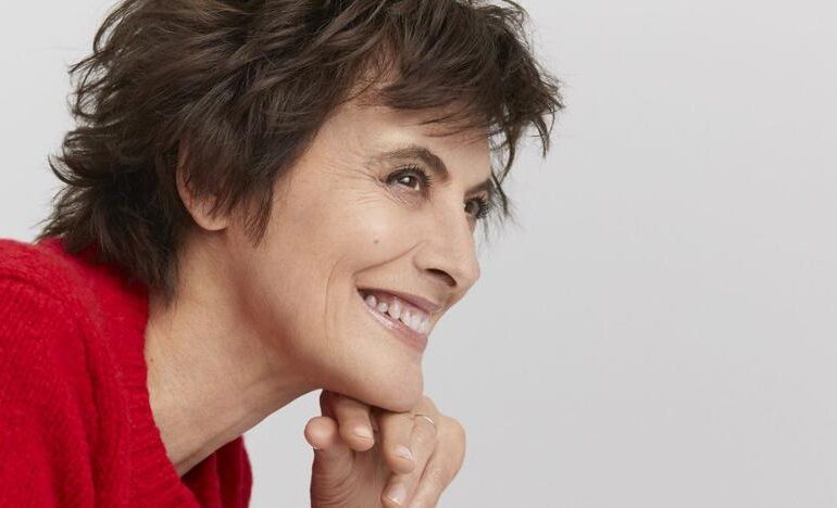 El truco de belleza de Inès de la Fressange es este icónico bálsamo multiusos que lleva usando 40 años