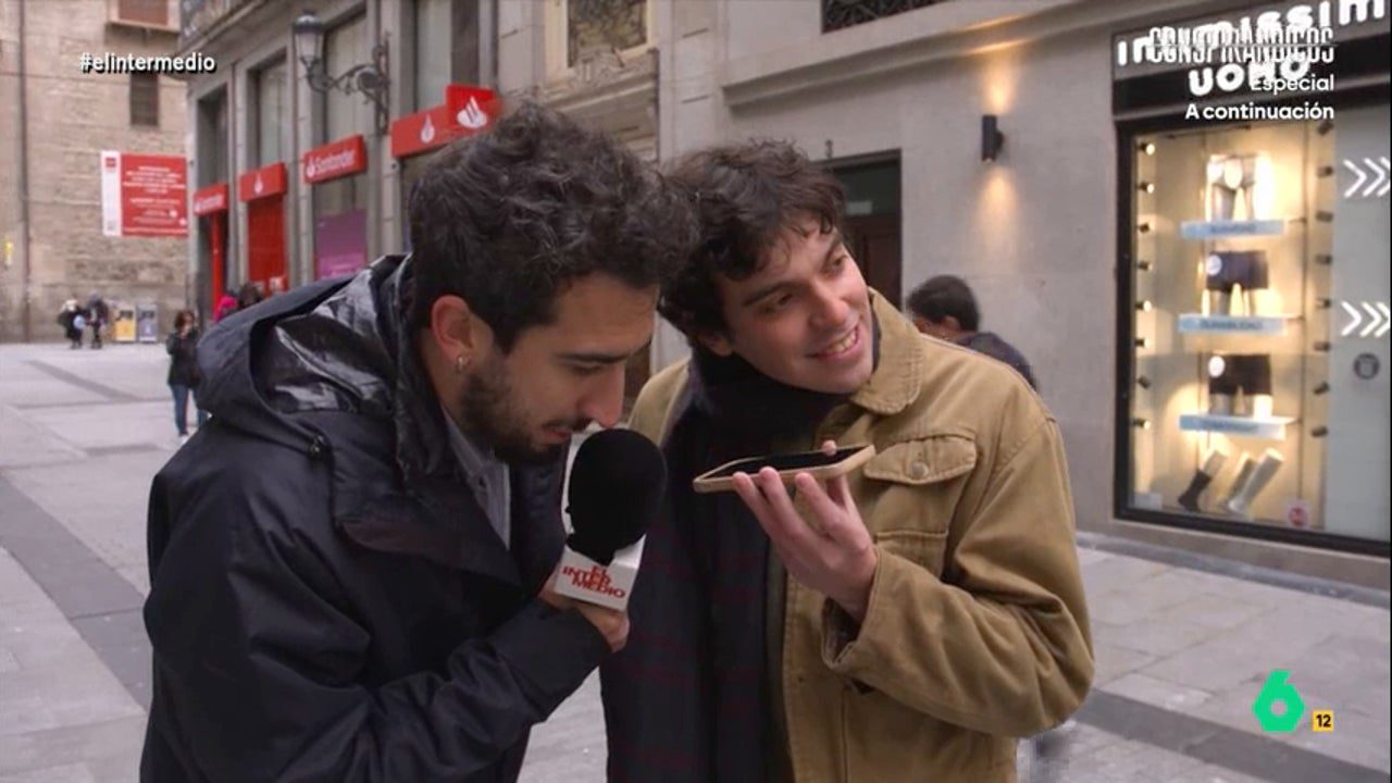 el susto de un padre cuando su hijo le llama por teléfono en El Intermedio