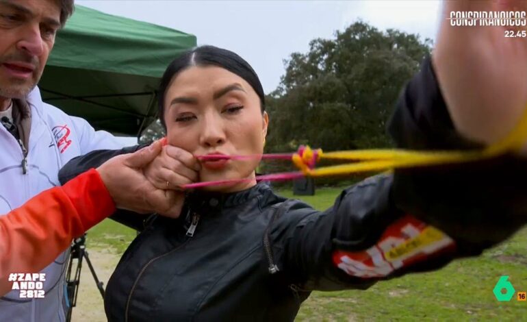 Jiaping aprende a tirar con arco de la mano de un campeón de España: «No pongas morritos»