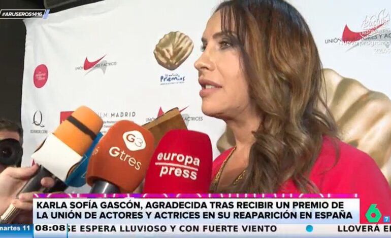 Así reacciona Alfonso Arús al ver el galardón de Karla Sofía Gascón en los Premios de la Unión de Actores y Actrices