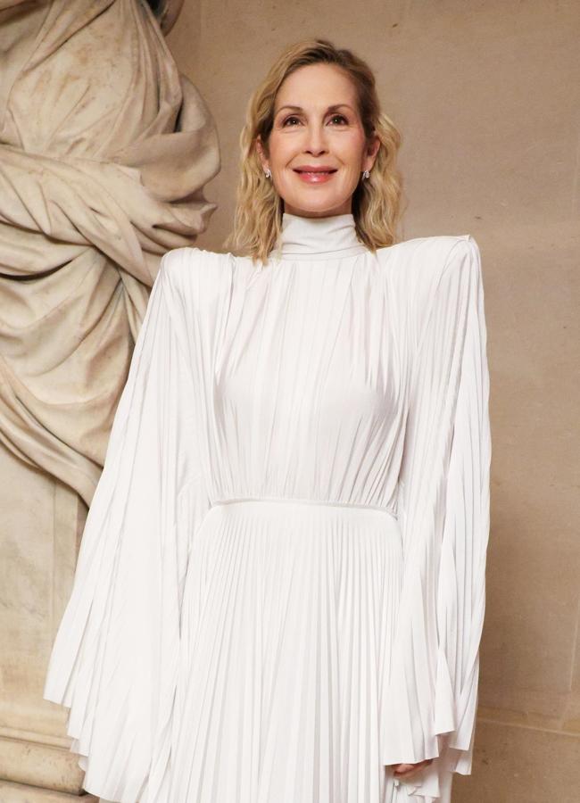 Kelly Rutherford con cabello rizado en la cena de Gran del Louvre de París. Foto: Grtre