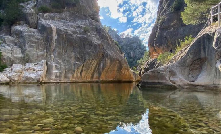 así es el balneario natural escondido entre paredes de rocas más bonito de Tarragona