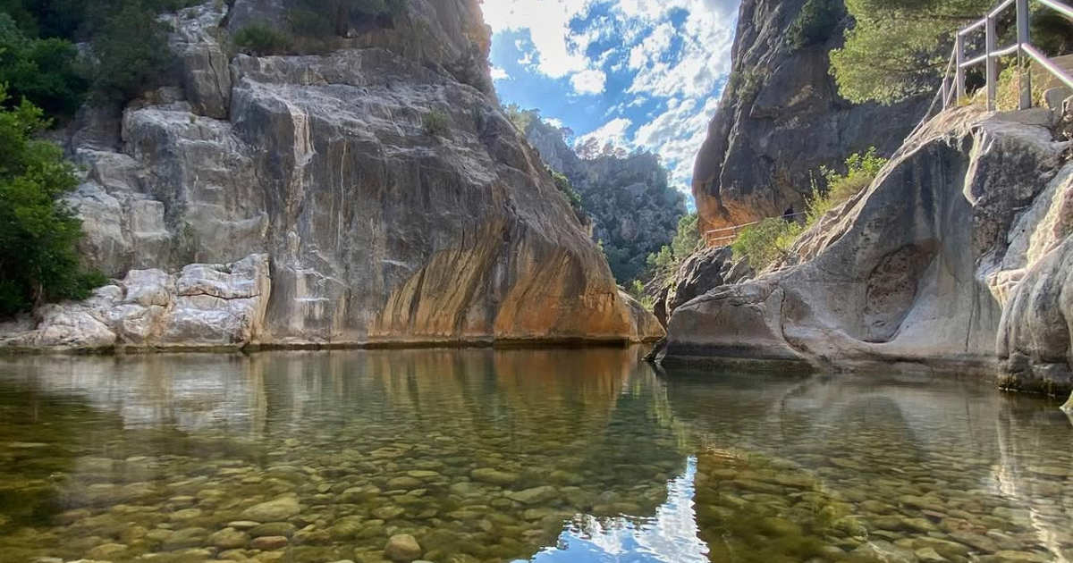 así es el balneario natural escondido entre paredes de rocas más bonito de Tarragona