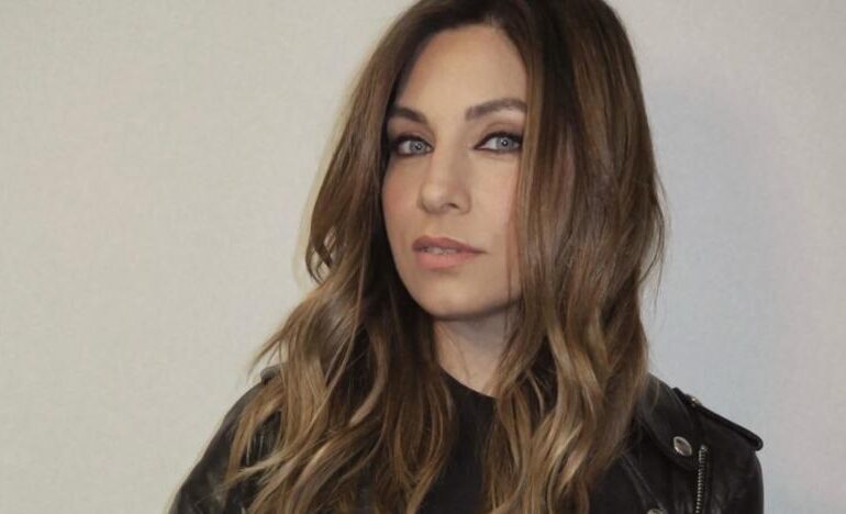 El cambio de look radical de Leire Martínez: la ex de La Oreja de Van Gogh sorprende con el pelo rojo