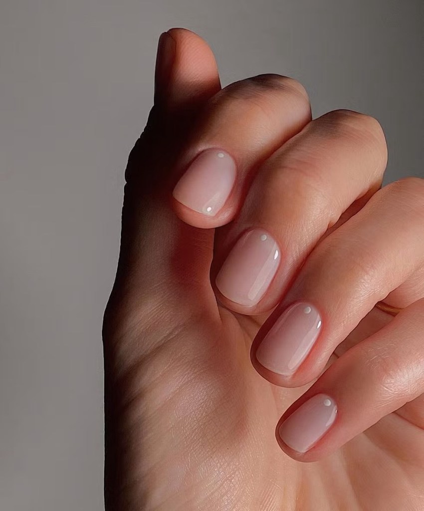 La manicura natural es una tendencia en 2025 - @matejanova