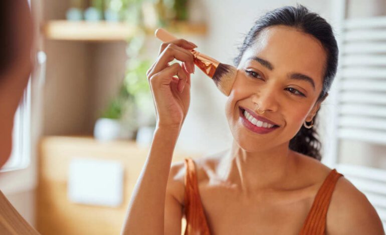 El fácil truco de maquillaje para disimular la papada y estilizar el rostro