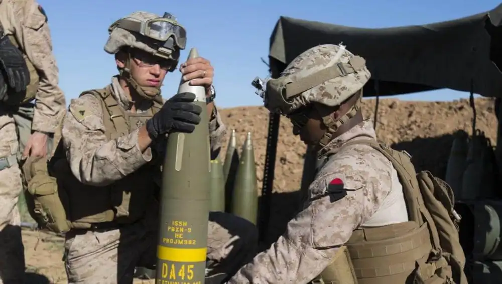 Los marines estadounidenses preparan un proyectil Excalibur de 155 mm en Irak