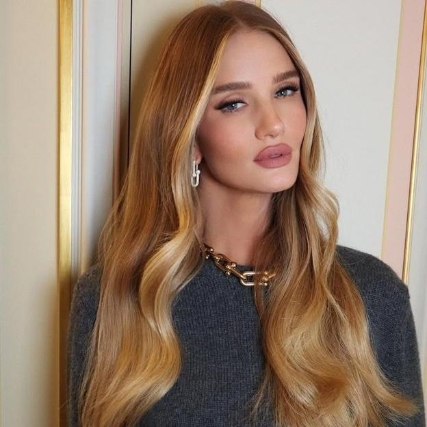 Rosie Huntington-Whiteley con potros dorados en cabello rubio