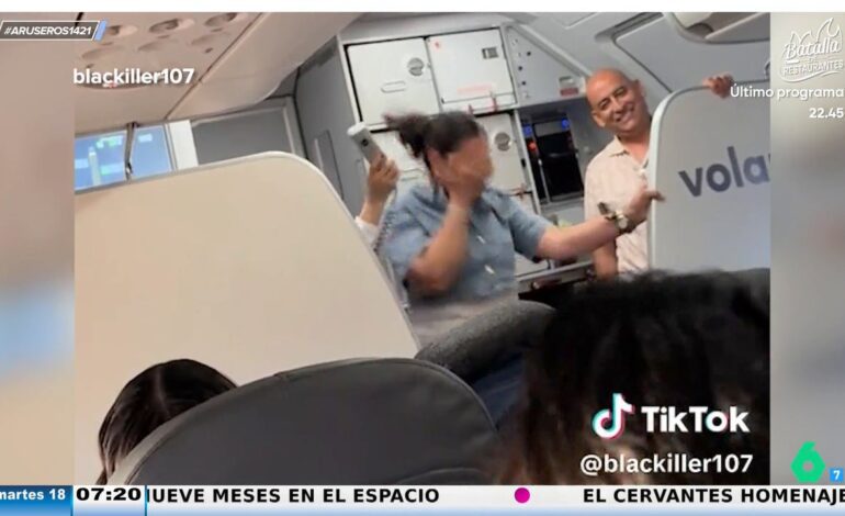 El momento 'tierra, trágame' de una azafata cuando se equivoca de compañía aérea: "Viva Aerobús, ra ra ra"