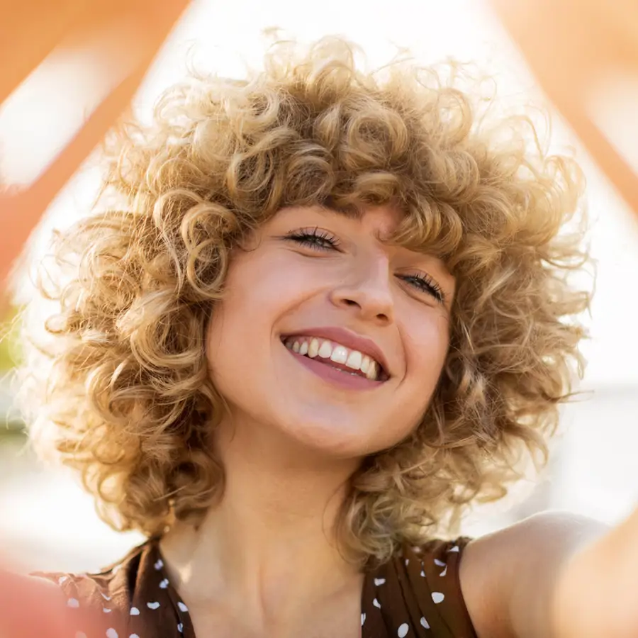 Mujer de pelo rizado