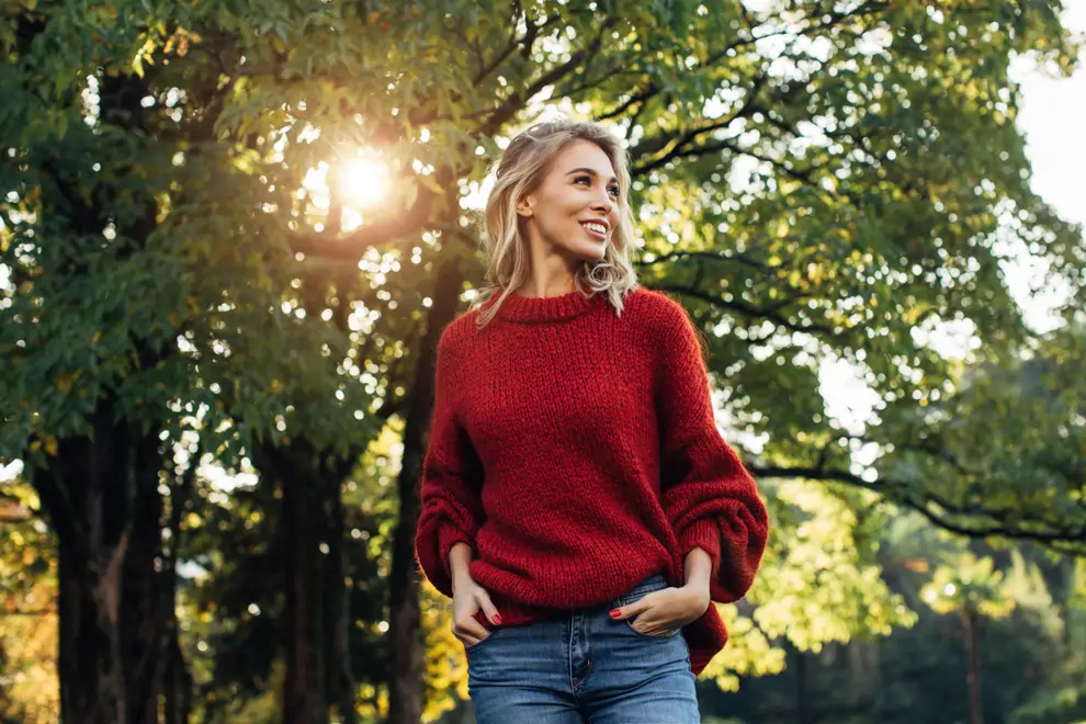 Hermosa mujer en la naturaleza