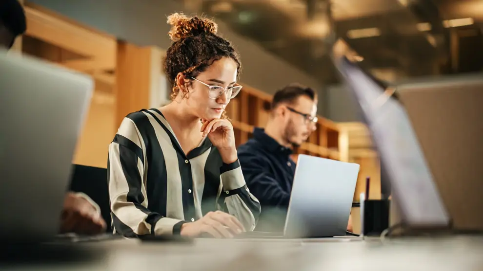 Oficina de Computadora de Trabajo de Mujeres