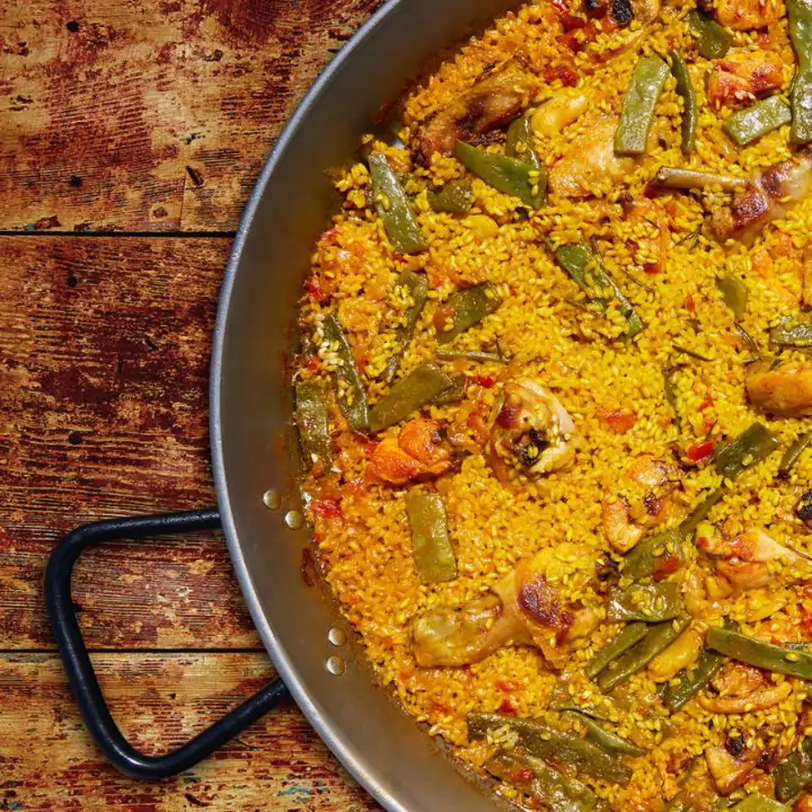 Paella de valencia con pollo y conejo