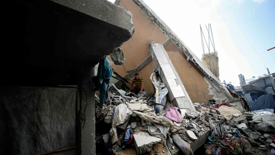 Un palestino, en la casa donde vive, destruido con cadáveres de sus familiares en Jabalia.