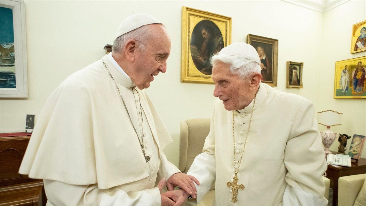 El papa Francisco decide no abdicar pese a sus graves problemas de salud, a diferencia de su predecesor Benedicto XVI