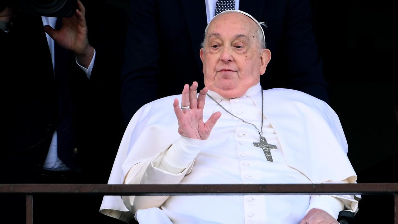 Mientras que al papa Francisco le funcione la cabeza va a seguir trabajando