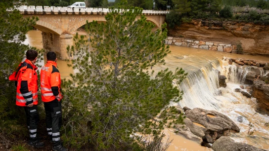 Un par de bomberos forestales de Generalitat observan el flujo de la viuda de la viuda en Els Ibarsos (Castellón) afectados por la tormenta de lluvia que afecta a la comunidad de Valenciana. 