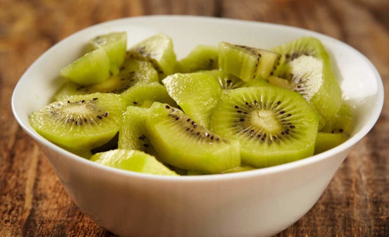 el sencillo truco para pelar un kiwi en 3 segundos