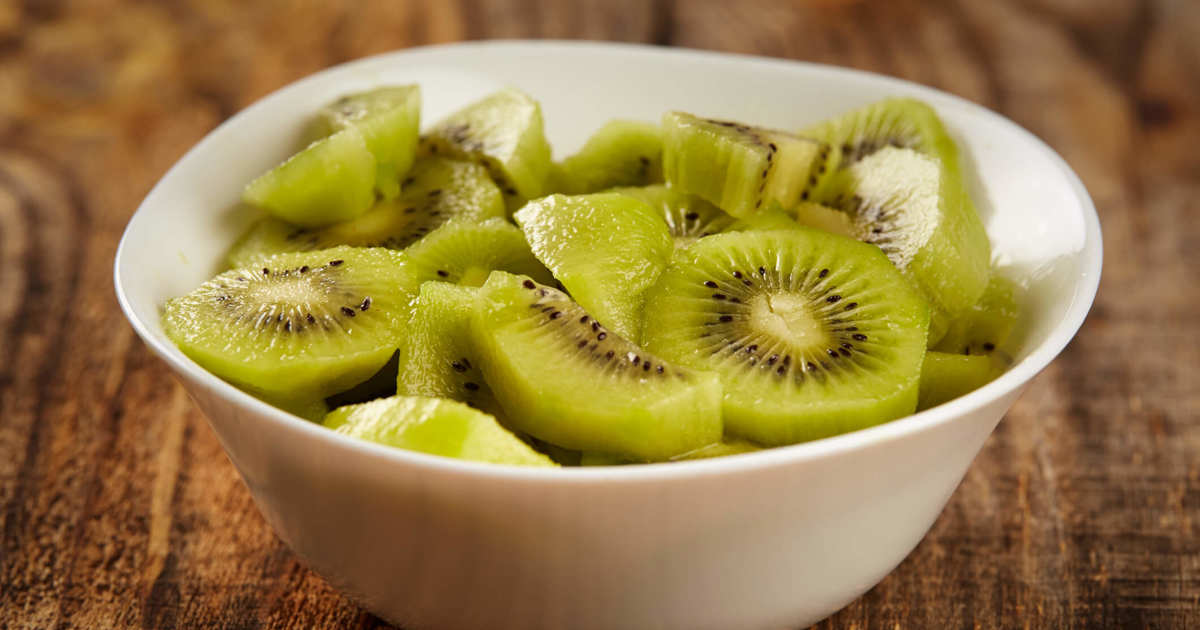 el sencillo truco para pelar un kiwi en 3 segundos