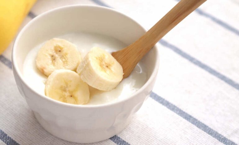 ¿Tienes un plátano, un yogur y un huevo? Prepara este ‘pastelito’ ligero y sano para chuparte los dedos