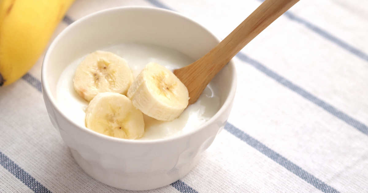 ¿Tienes un plátano, un yogur y un huevo? Prepara este ‘pastelito’ ligero y sano para chuparte los dedos