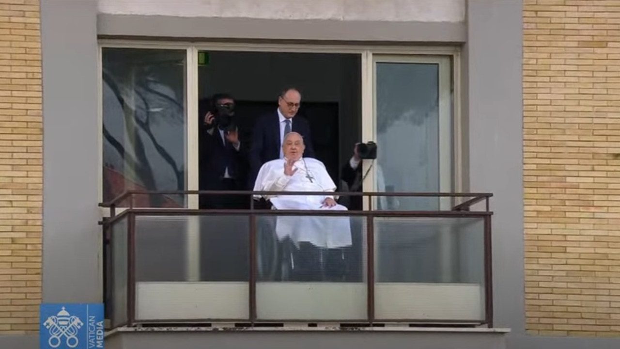 Primeras imágenes del papa Francisco tras recibir el alta después de 38 días de ingreso