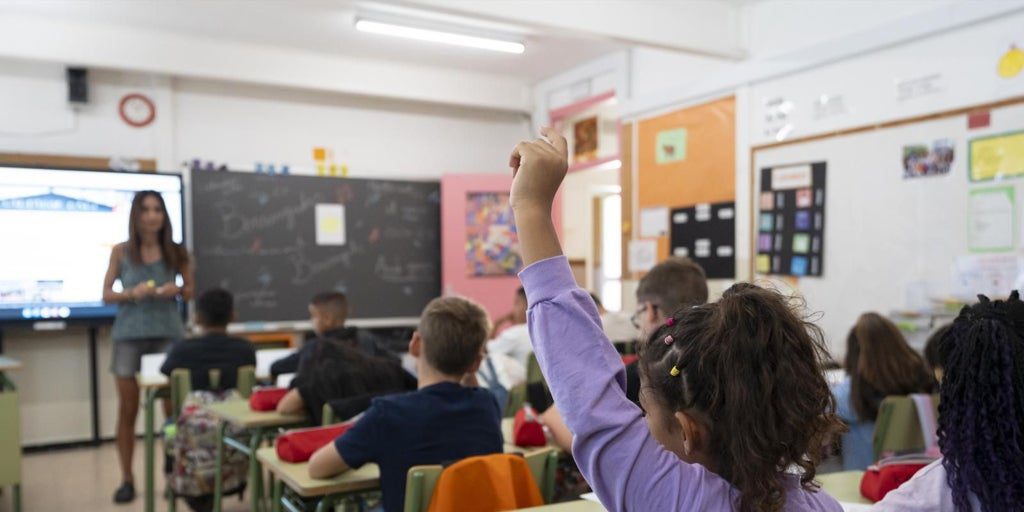 El empleo mantiene el tono en febrero, con 100.000 afiliados más, por la educación y la hostelería