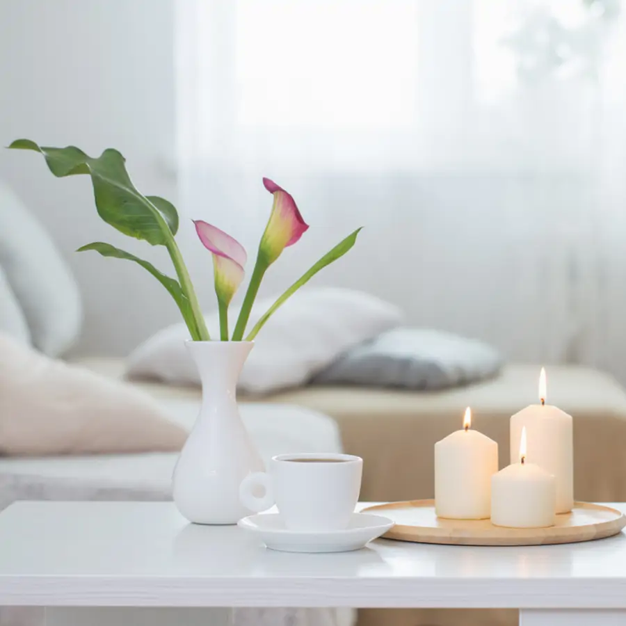 Salón con velas, flores y plantas