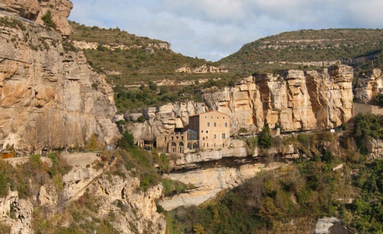 El sobrecogedor paraje a una hora de Barcelona con monasterio troglodita, saltos de agua y cuevas de cuento