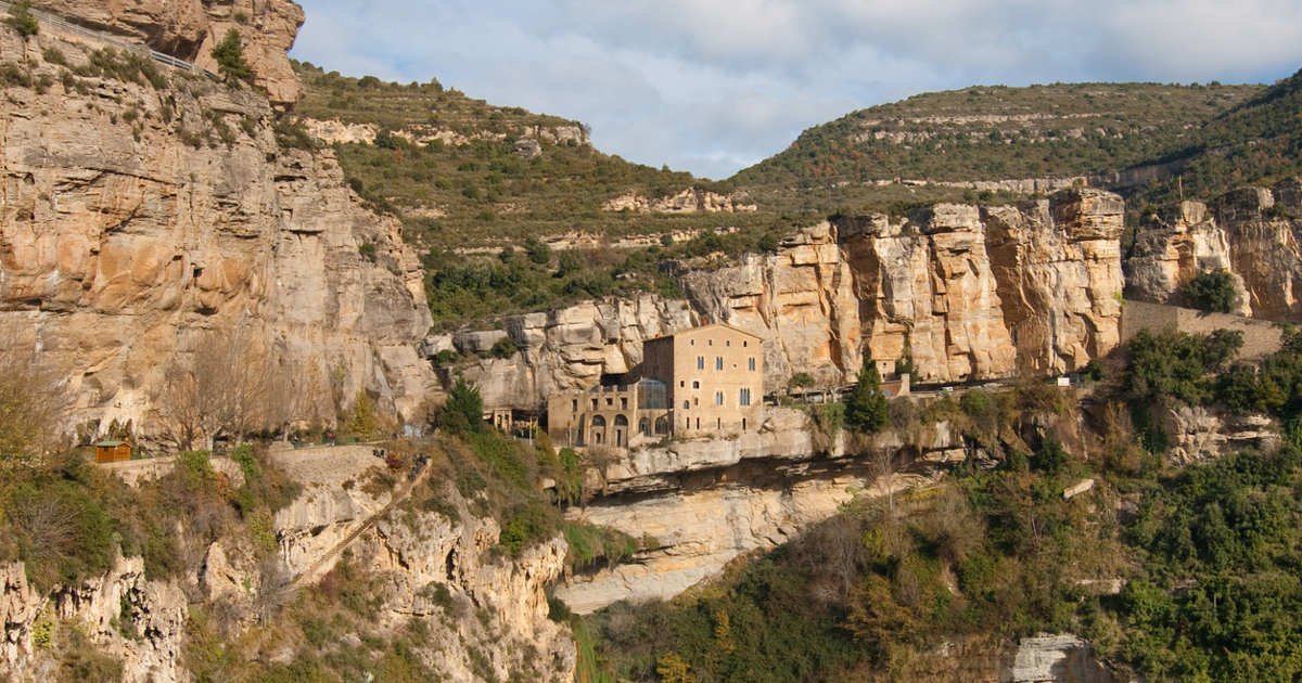 El sobrecogedor paraje a una hora de Barcelona con monasterio troglodita, saltos de agua y cuevas de cuento