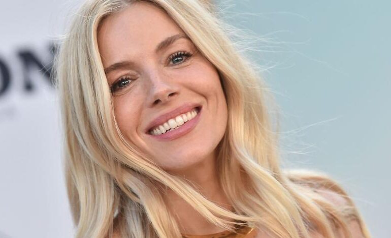 La solución para el pelo fino: este es el spray que usan Kate Moss y Sienna Miller para presumir de pelazo con volumen