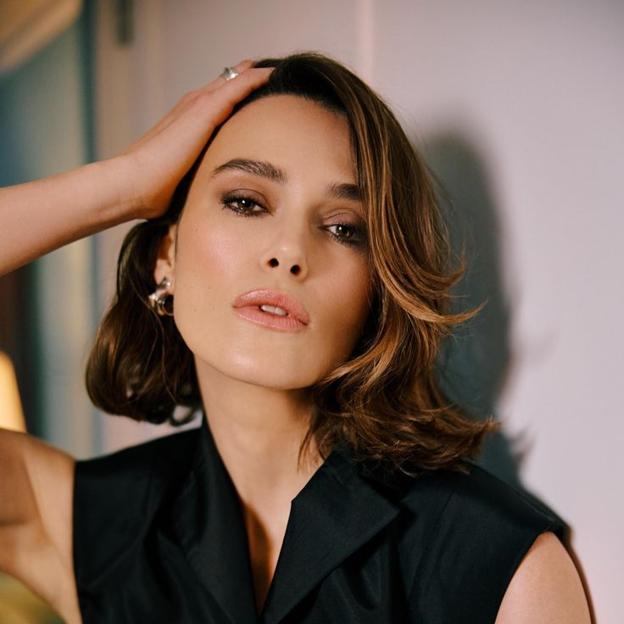 Keira Knightley con un color de cabello de peluche iluminado por hilos frontales